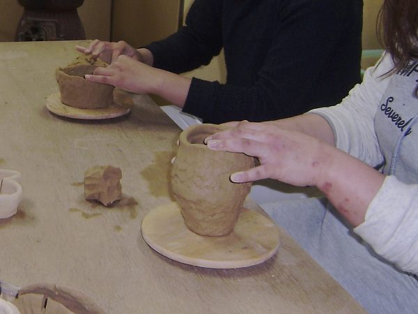 陶芸技法の1つである手びねりとは 巧工房 九州の佐賀県武雄市にある観光施設 あかりセラピー館 陶芸体験 ろくろ 手びねり ランプシェード彫り ができる